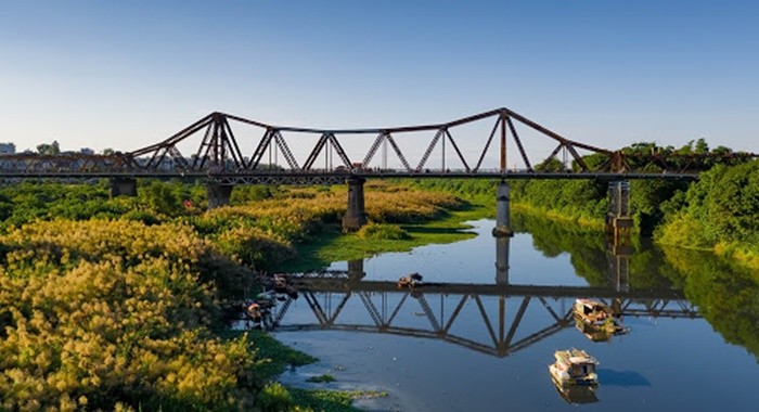 Long Bien Bridge follows French architecture