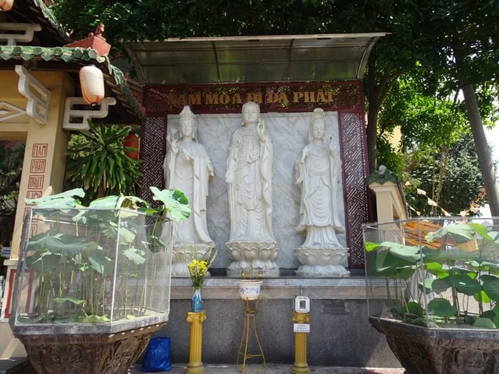 Chùa Phật Học Cần Thơ - 3 pho tượng được đặt cạnh cổng tam quan