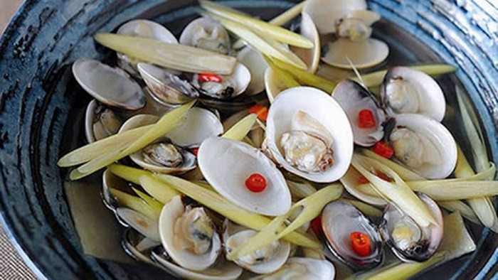 Enjoy steamed clams with the people at Ba Lat Nam Dinh door