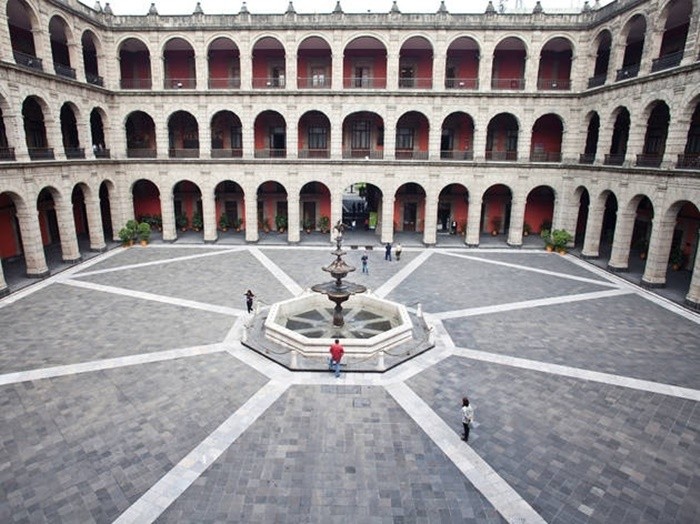 Cung điện quốc gia Mexico sở hữu khoảng sân rộng rãi