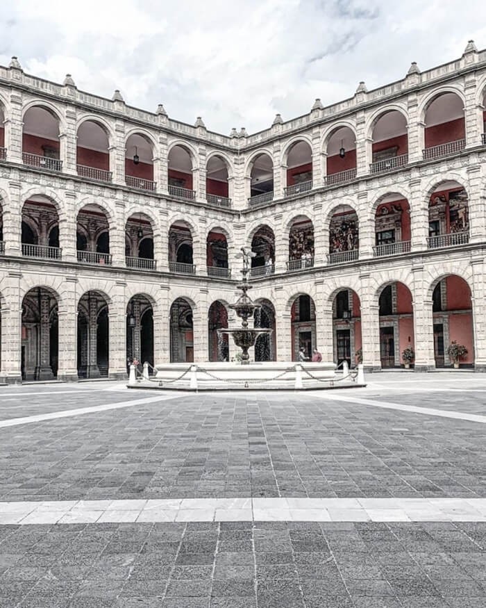 Cung điện quốc gia Mexico lộng lẫy