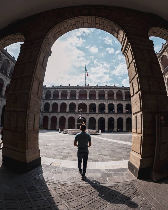 Cung điện quốc gia Mexico sở hữu mái vòm cong mượt