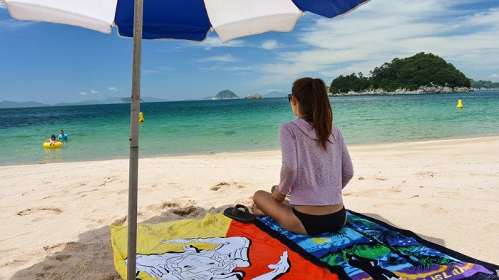 Thư giãn trên bờ biển ở đảo Bijindo