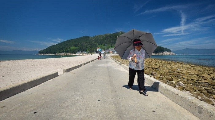 Người dân đi bộ trên con đường duy nhất ở đảo Bijindo