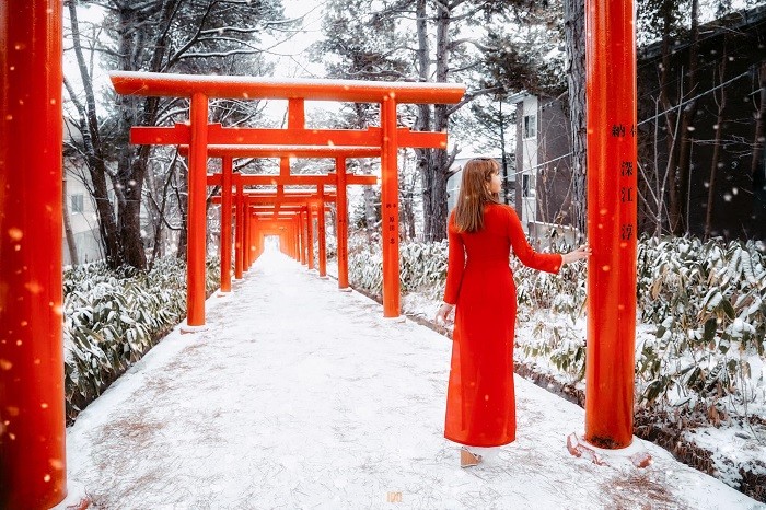 bộ ảnh mặc áo dài Việt check in hơn 10 quốc gia - đền thờ Fushimi Inari