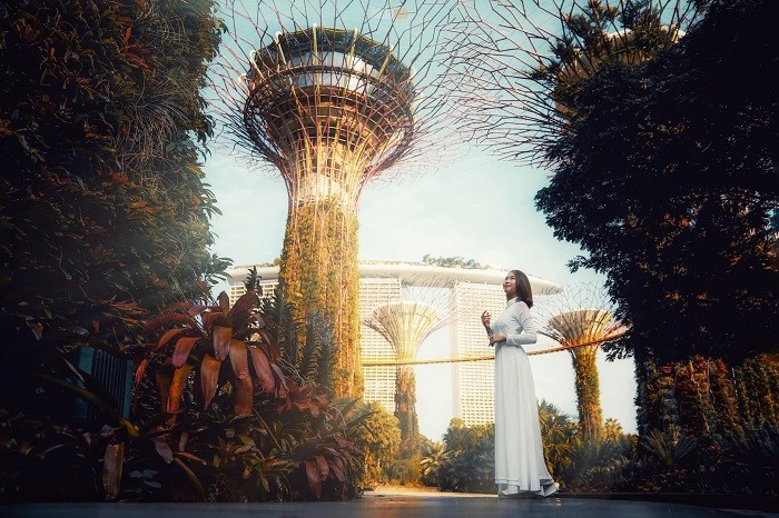 bộ ảnh mặc áo dài Việt check in hơn 10 quốc gia - Gardens By The Bay Singapore
