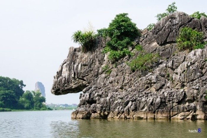 Chiêm ngưỡng nhiều hòn đảo nhỏ quanh hồ Quan Sơn