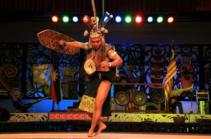 Nghệ sĩ biểu diễn ở Borneo - kinh nghiệm du lịch Borneo tự túc