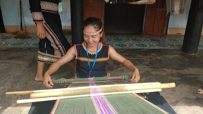 Kon Ko Tu cultural tourist village in Kon Tum - Participate in brocade weaving with the people