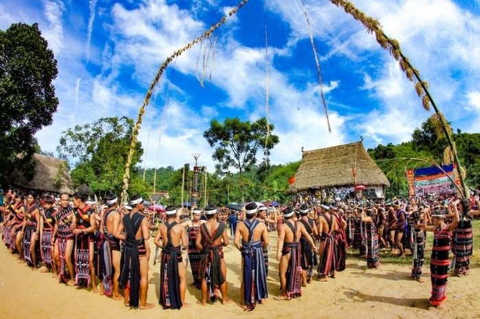 Lễ hội mừng lúa mới ở Kon Tum sôi động với những điệu múa mềm mại