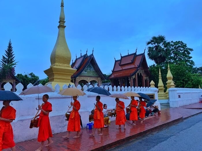 Lễ khất thực ở Lào bắt đầu từ lúc trời chưa sáng