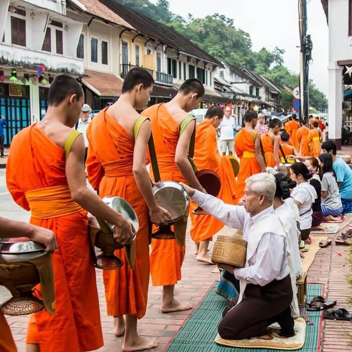'Tận mục sở thị' lễ khất thực ở Lào khi đến thăm cố đô Luang Prabang