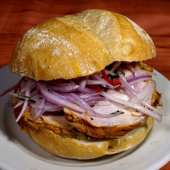 Sandwich kẹp thịt - món ăn đường phố Peru