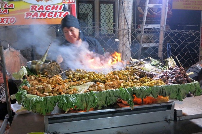 Quầy thức ăn đường phố ven đường - món ăn đường phố Peru