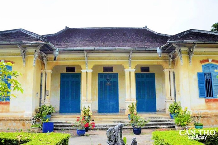 Tran Ba ​​The ancient house - the front yard of the house