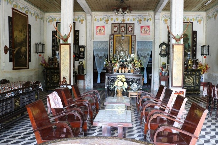 Tran Ba ​​The ancient house - splendidly decorated ancestral altar