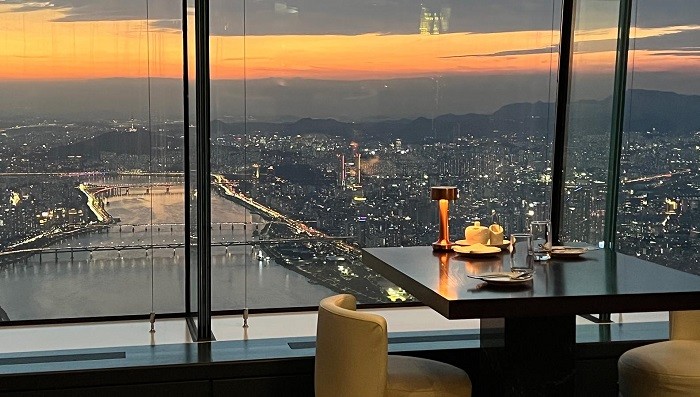 Chỗ ngồi bên cửa sổ tại 123F Lounge - nhà hàng cao nhất Hàn Quốc