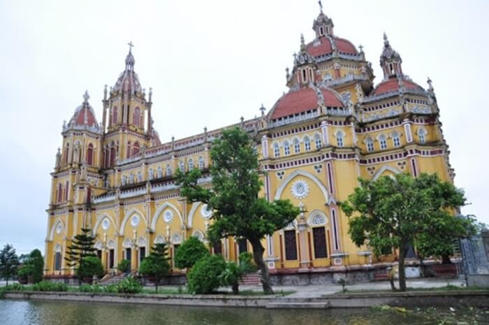 Về Thành Nam nhớ ghé thăm những nhà thờ đẹp ở Nam Định bạn nhé!
