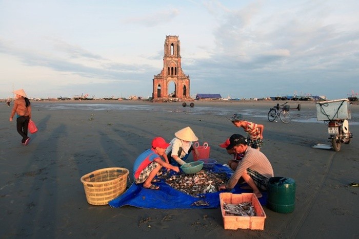 Những mẻ cá tươi ngon khi đánh bắt ở nhà thờ đổ Nam Định