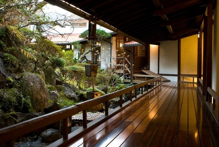 Khu vườn và hòn non bộ ở ryokan - nhà trọ truyền thống Nhật Bản