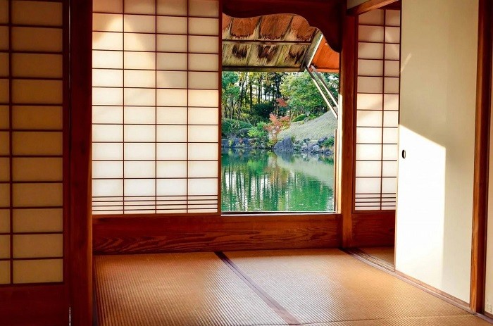 View ngoài cửa sổ ryokan - nhà trọ truyền thống Nhật Bản