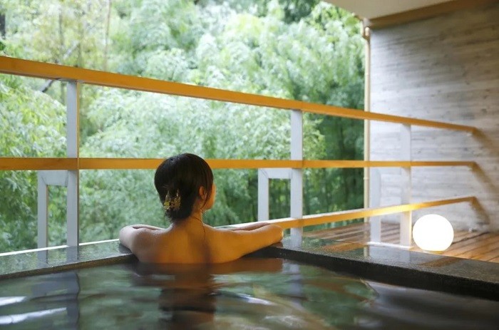 Tắm onsen tại ryokan - nhà trọ truyền thống Nhật Bản