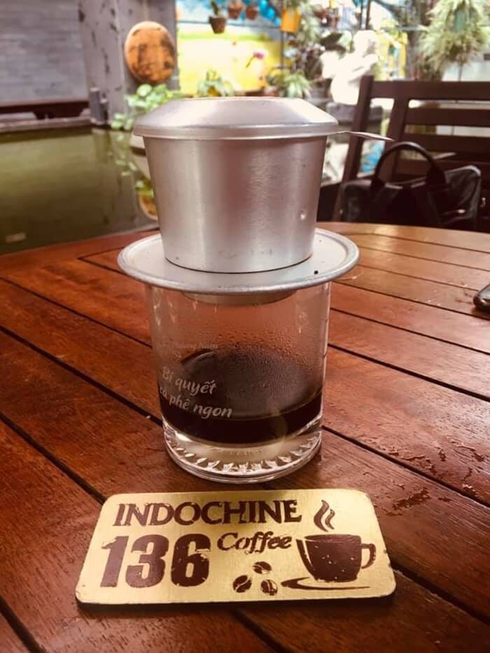 Thưởng thức ly cafe thơm ngon tại quán cà phê Indochine