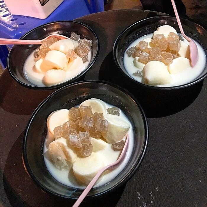 Name the four delicious Ha Long bubble yogurt shops in Hanoi that want to faint