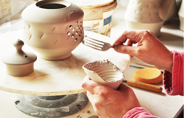 The artisan of Bat Trang Hanoi craft village to create patterns and glaze for ceramic products