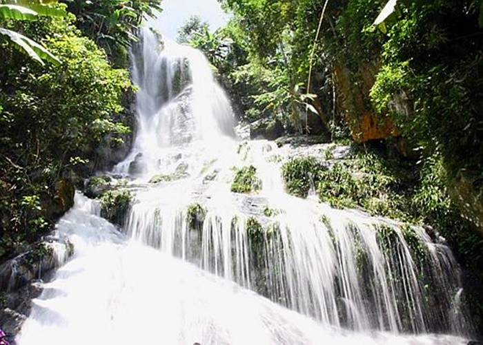 Phu Tho Cloud Waterfall is beautiful like silky white silk ribbons