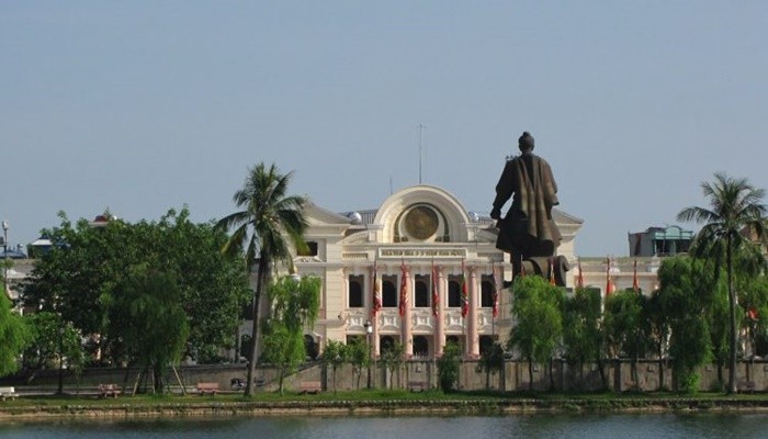 Monument to Tran Hung Dao Nam Dinh by Vi Xuyen Lake