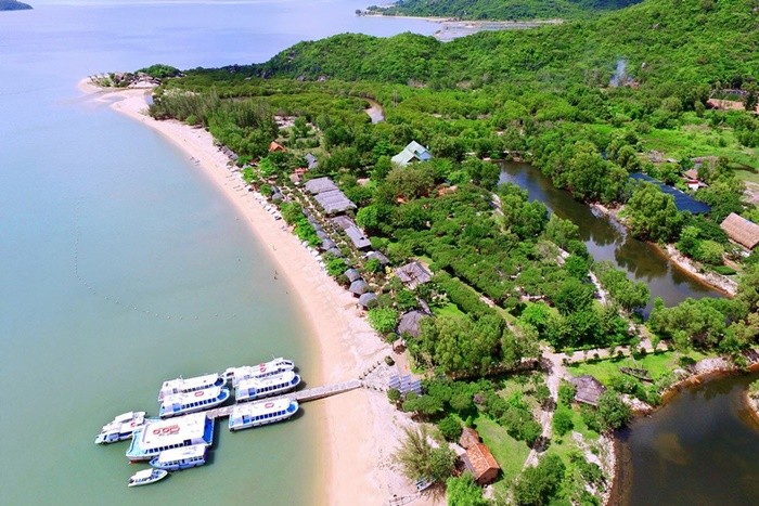What makes Nha Phu Nha Trang Bay attractive to tourists in all four directions?