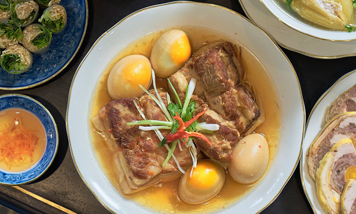 Braised meat is strange, but it is very familiar to many people because it reminds of Chinese braised meat or coconut meat.