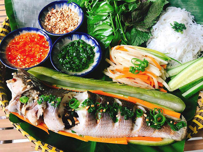 The genuine steamed snakehead fish dish in the land of the village has a sophisticated way of processing, but it is worth the effort because it is delicious and good for health, especially during Tet.