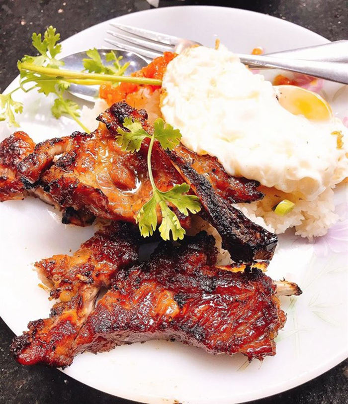 The delicious ribs of the standard Saigon broken rice plate must be thick, soaked with spices, not dry but also moderately soft.