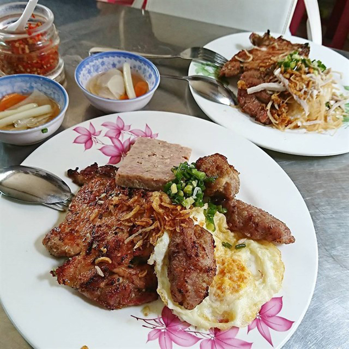 Cơm tấm chả cua Nguyễn Phi Khanh là một trong những tiệm cơm tấm mà các bạn nhất định phải thử qua ở Sài Gòn.