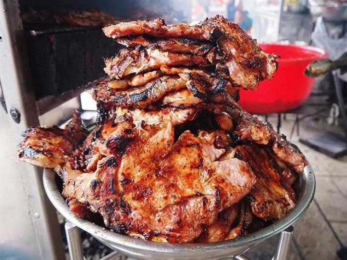 Entering the restaurant, you can smell the fragrant grilled ribs that make your stomach feel "gurgling".