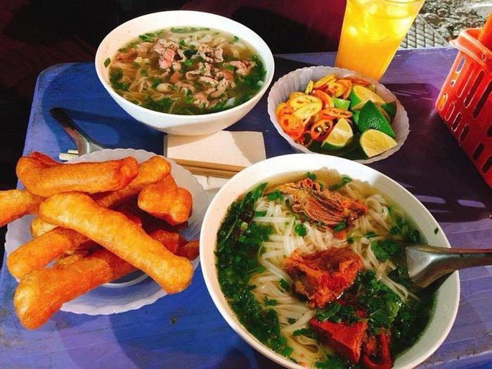 Pho carrying Hanoi - a beloved culinary feature of Ha Thanh people