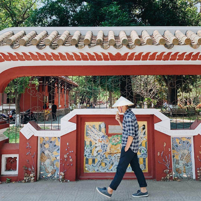 Ngôi trường nổi tiếng được xây bằng gạch đỏ sẫm vốn là địa điểm chụp ảnh quen thuộc của giới trẻ xứ Huế.