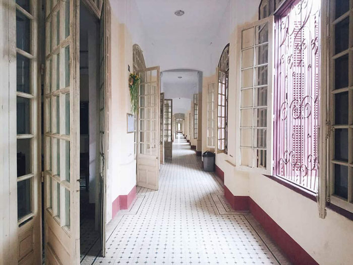 Hành lang phía ngoài của dãy phòng học mang nét đẹp cổ kính, yên bình.