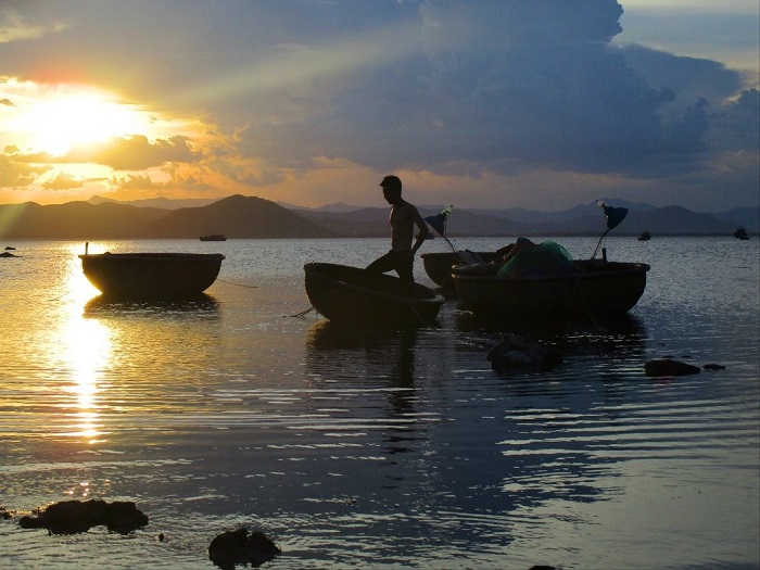 Tu Nham beach - afternoon view of the fishing village
