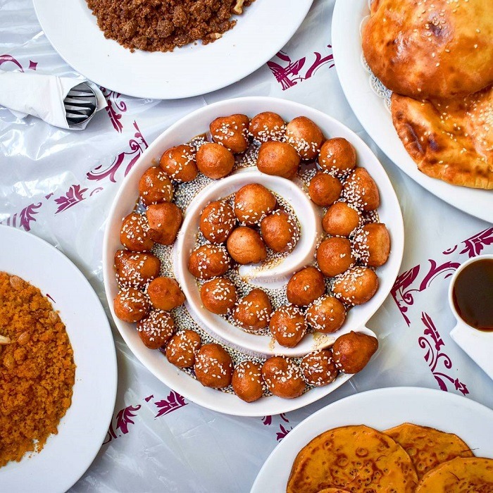 Bánh Luqaimat món ăn đường phố ở Dubai hấp dẫn du khách 