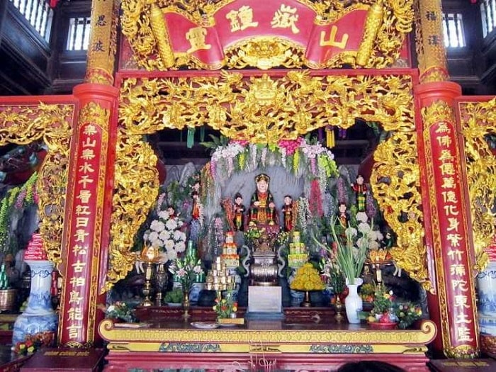 Bên trong điện thờ ở đền thờ Thánh Mẫu Liễu Hạnh Quảng Bình