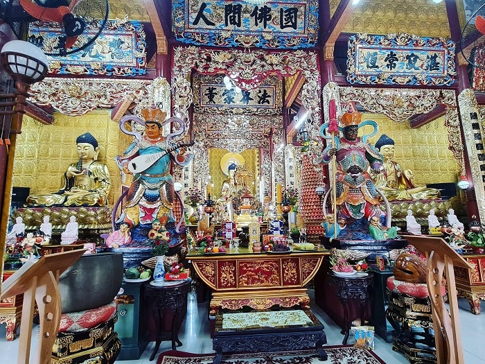 Buddha statue - works inside Cao Linh Pagoda 
