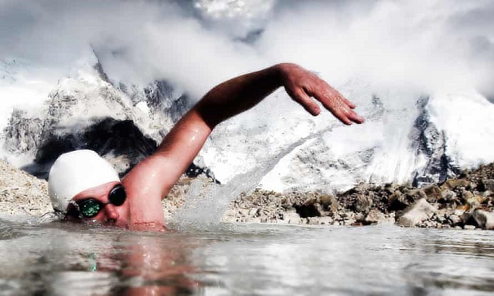 Bơi mùa đông ở Nga rèn sức khỏe 
