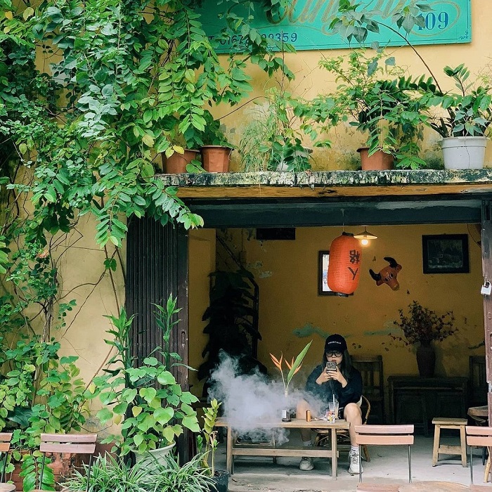 Yellow tone cafes in Hanoi cangtin109