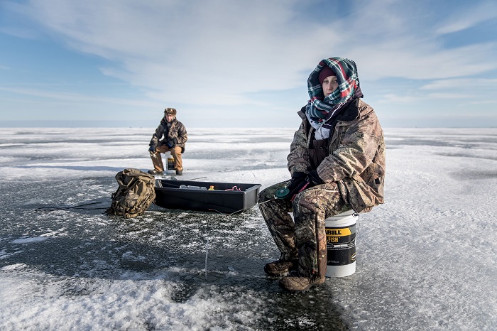 Kinh nghiệm du lịch Lapland Phần Lan - câu cá trên sông băng