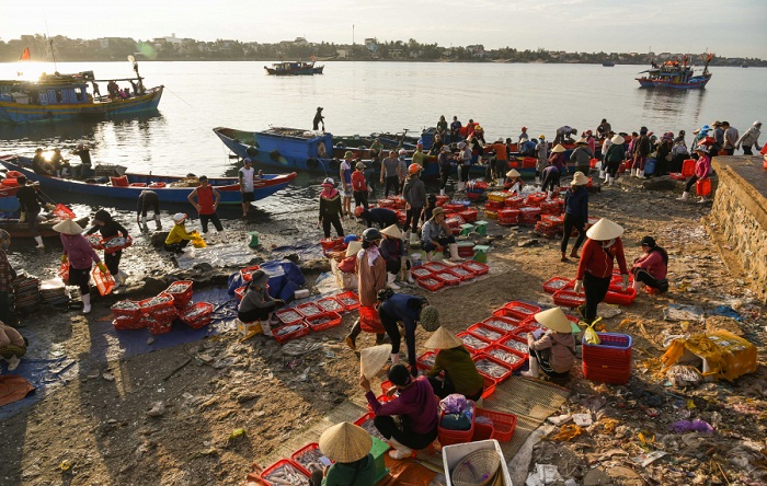 The morning market is next to Nhat Le River