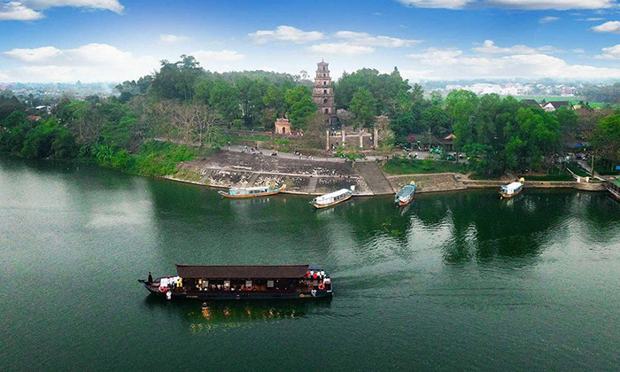 The beauty of Hue Huong River - Thien Mu Pagoda