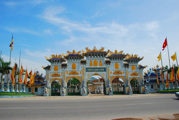 Gate - impressive works at Cao Linh Pagoda 